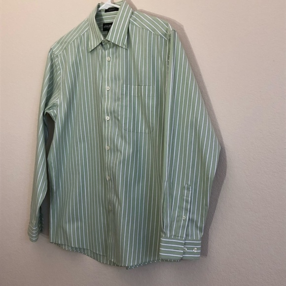 Eddie Bauer Wrinkle-Free Relaxed Dress Shirt (A) - Picture 2 of 6